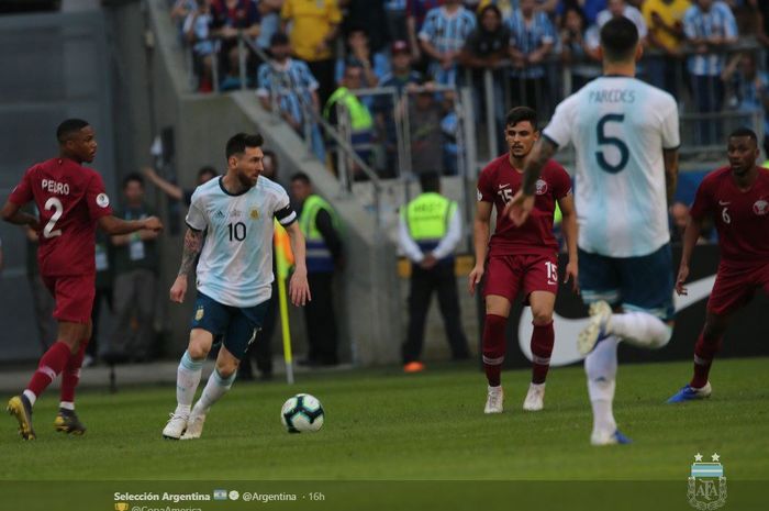 Megabintang timnas Argentina, Lionel Messi (kedua dari kiri), beraksi dalam laga Grup B Copa America melawan timnas Qatar di Stadion Arena do Gremio, Minggu (23/6/2019).