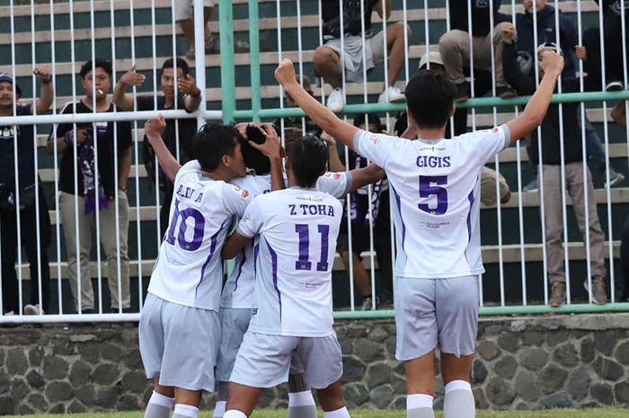 Suka cita pera pemain Persita seusai mencetak gol ke gawang tuan rumah PSGC Ciamis pada pekan pertama Wilayah Barat Liga 2 2019 di Stadion Galuh, 23 Juni 2019. 