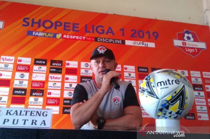 Pelatih Kalteng Putra, Gomes De Oliveira, memberikan keterangan saat jumpa pers jelang lawan Bali United pada pekan keempat Liga 1 2019 di Stadion Sultan Agung, Bantul, pada 25 Juni 2019.