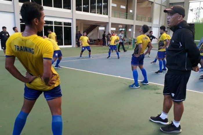 Skuat Persiba Balikpapan saat menggelar latihan perdana di tennis Indoor Balikpapan, Senin (10/6/2019) pagi