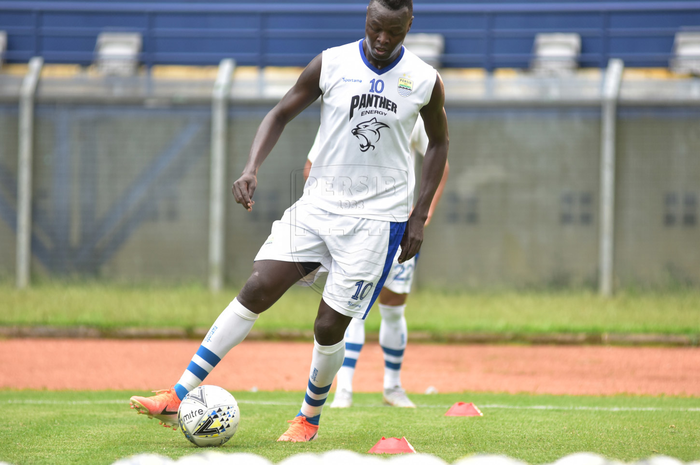 Striker Persib Bandung, Ezechiel N'Douassel, saat mengikuti latihan bersama tim.