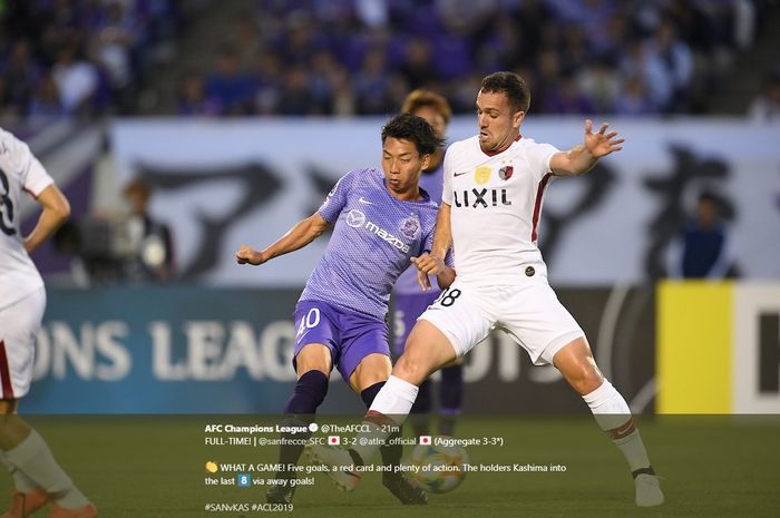 Gelandang Kashima Antlers, Serginho (kanan) berebut bola dengan pemain tengah Sanfrecce Hiroshima, Hayao Kawabe pada leg kedua 16 besar Liga Champions Asia 2019 di Hiroshima Big Arch, 25 Juni 2019.