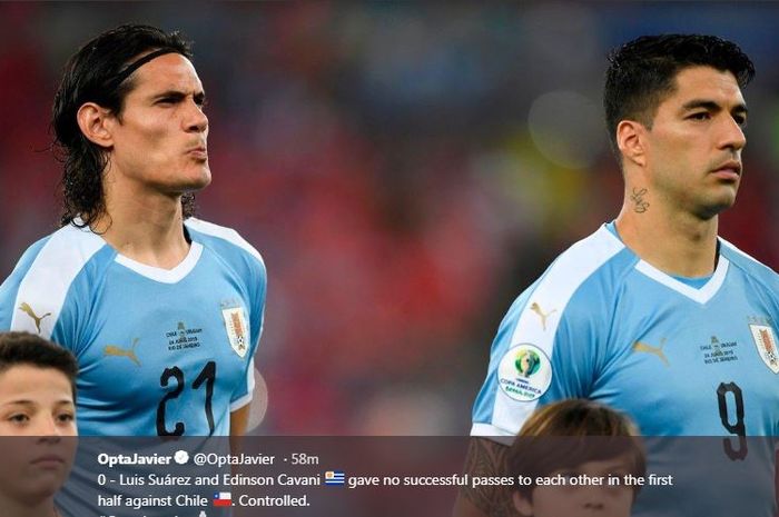 Edinson Cavani (kiri) dan Luis Suarez saat berpose jelang kick-off laga timnas Uruguay di Copa America 2019.