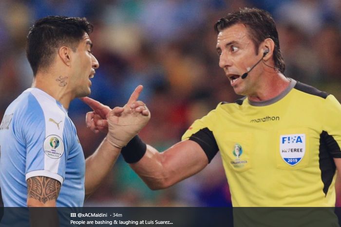 Striker Uruguay, Luis Suarez, beradu argumen dengan wasit Raphael Claus saat pertandingan menghadapi Cile pada babak penyisihan Grup C Copa America 2019 di Stadion Maracana, 24 Juni 2019.