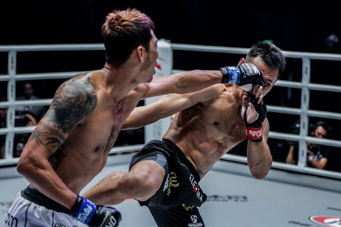 Atlet ONE Championship asal Indonesia, Victorio Senduk (kanan), melawan petarung dari Myanmar, Phoe Thaw, dalam ajang ONE: Legendary Quest di Shanghai, China pada 15 Juni 2019.