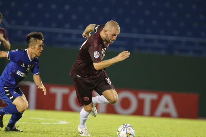 Pemain PSM Makassar Wiljan Pluim beraksi saat melawan Becamex Binh Duong di leg pertama semifinal Piala AFC zona ASEAN.