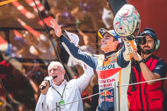 Pembalap Repsol Honda, Marc Marquez saat melakukan selebrasi usai menjadi juara pada MotoGP Catalunya 2019, Minggu (16/6/2019)