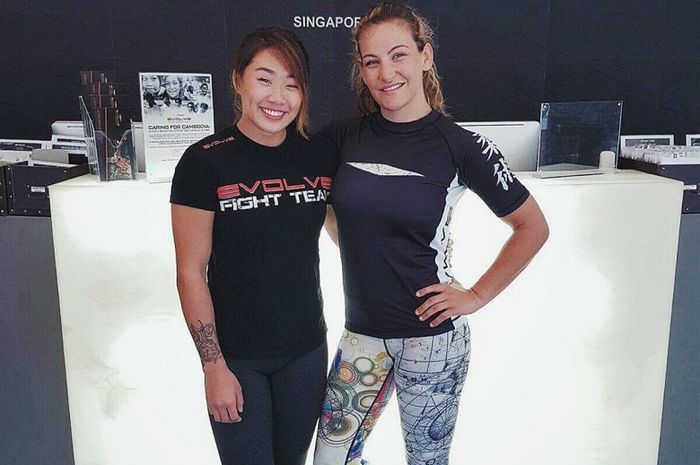 Wakil Presiden ONE Championship, Miesha Tate (kanan), berpose dengan atlet asal Singapura, Angela Lee.