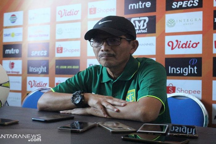 Pelatih Persebaya Surabaya, Djadjang Nurdjaman alias Djanur, memberikan keterangan saat konferensi pers sebelum pertandingan melawan Madura United pada leh kedua perempat final Piala Indonesia 2018.