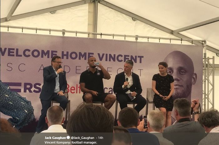 Vincent Kompany saat diperkenalkan Anderlecht sebagai pemain dan pelatih klub 