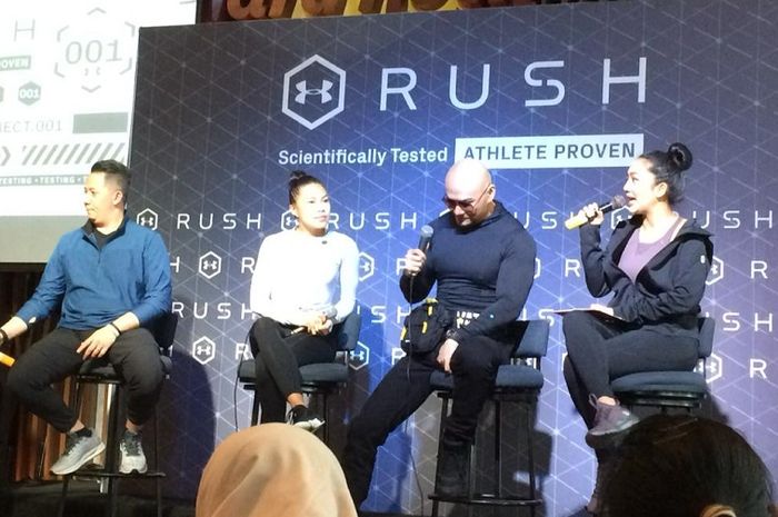 Deddy Corbuzier (dua dari kanan) dan Adinda Sukardi (dua dari kiri) dalam peluncuran produk baru Under Armour RUSH dan Recovery di Hard Rock Cafe, Jakarta pada 27 Juni 2019. 