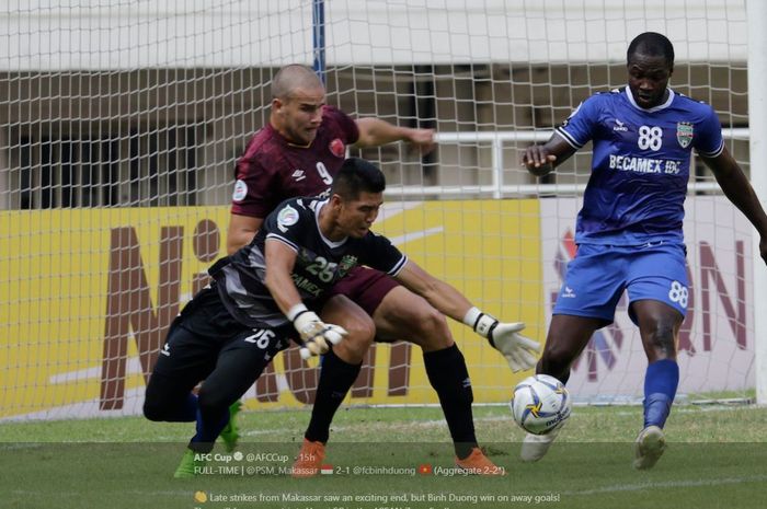 Bomber PSM Makassar, Eero Markkanen, mencoba mencuri bola dari kiper Becamex Binh Duong dalam partai Piala AFC 2019.