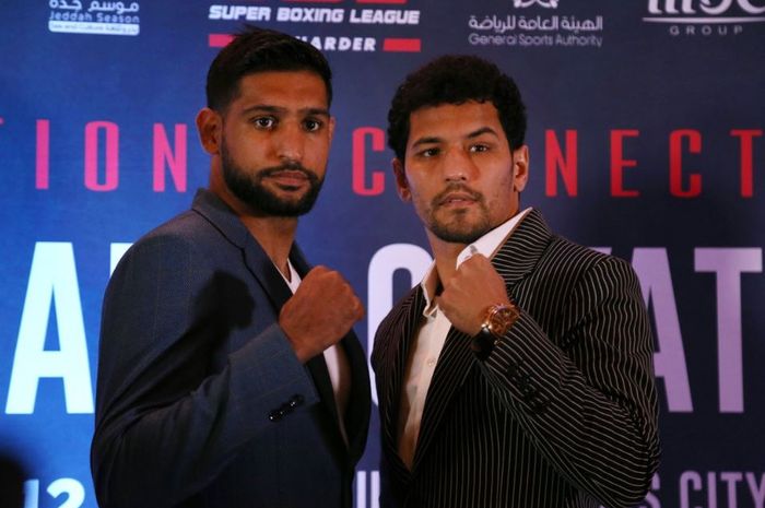 Amir Khan (Kiri) tengah berpose dengan calon lawannya Neeraj Goyat (Kanan).