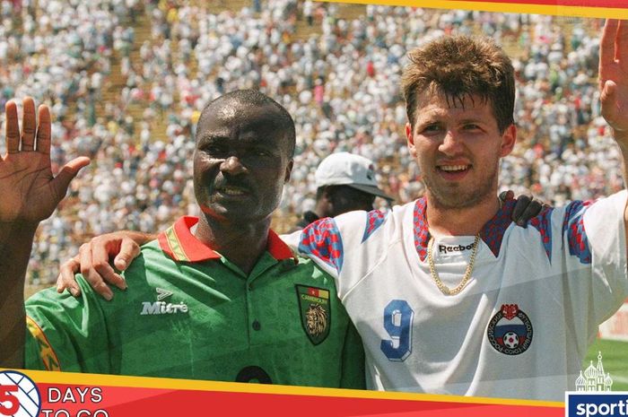 Penyerang timnas Kamerun dan Rusia, Roger Milla dan Oleg Salenko, berpose menyapa pendukung bersama-sama sesuai kedua timnya bertanding dalam laga Piala Dunia 1994 matchday terakhir Grup B pada 28 Juni 1994, di Stadion Stanford, Pontiac.