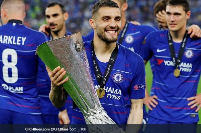 Gelandang Chelsea, Mateo Kovacic, memegang trofi juara Liga Europa musim 2018-2019.