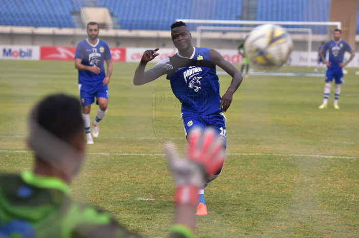 Striker Persib Bandung, Ezechiel Ndouassel, menggunakan pelindung bahu saat mengikuti latihan tim menjelang laga kontra Bhayangkara FC pada pekan keenam Liga 1 2019.