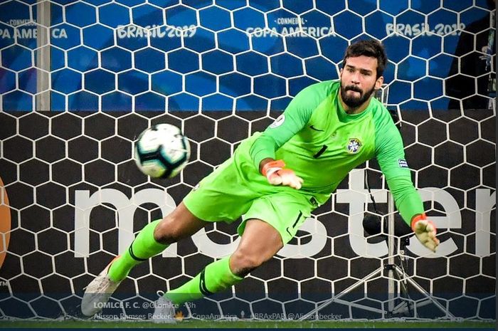 Kiper timnas Brasil, Alisson Becker, menggagalkan eksekusi penalti pemain timnas Paraguay dalam laga perempat final Copa America, 27 Juni 2019.