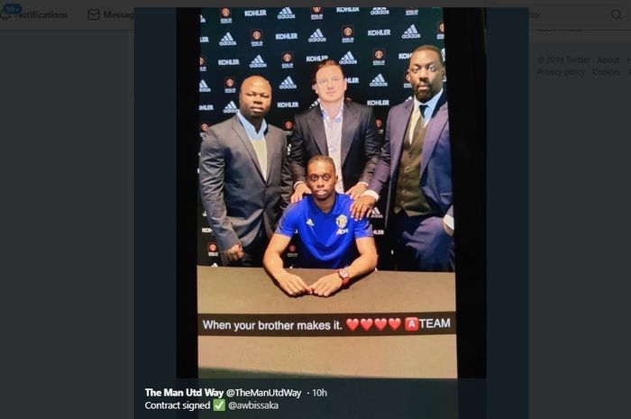 Sosok yang disebut Aaron Wan-Bissaka sedang mengenakan jersey Manchester United.