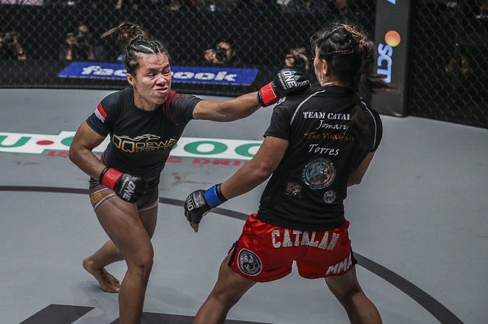 Atlet ONE Championship asal Indonesia, Priscilla Hertati Lumban Gaol (kiri).