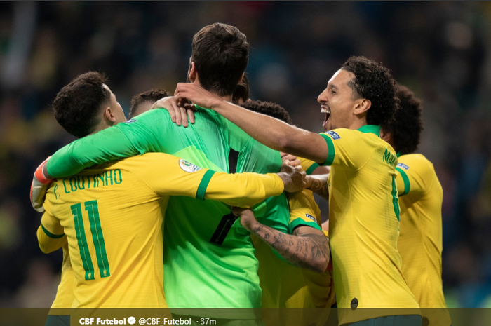 Pemain Brasil merayakan keberhasilan lolos ke semifinal Copa America 2019 setelah mengalahkan Paraguay lewat adu penalti, Kamis (27/6/2019).