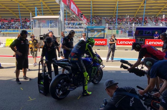 Pembalap Monster Energy Yamaha, Valentino Rossi bersiap turun pada sesi latihan bebas MotoGP Belanda 2019, Jumat (28/6/2019)