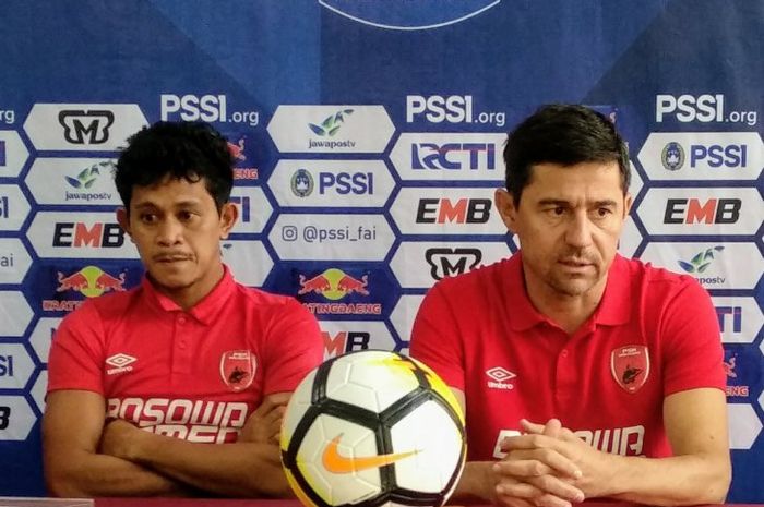 Pelatih PSM Makassar, Darije Kalezic, bersama pemainnya, Rizky Pellu, memberikan keterangan saat jumpa pers jelang laga kontra Madura United pada leg pertama semifinal Piala Indonesia 2018.