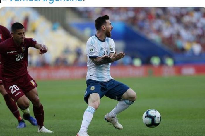 Megabintang timnas Argentina, Lionel Messi (kanan), beraksi melawan timnas Venezuela dalam laga perempat final Copa America di Stadion Jornalista Mario Filho, 28 Juni 2019.