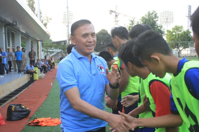 Caketum PSSI, Iwan Bule, berencana untuk mengirim 10 pemain muda Indonesia ke Spanyol dengan berlatih selama satu musim bersama klub CF Palencia