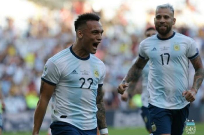 Penyerang Argentina, Lautaro Martinez (kiri), merayakan gol yang dicetak ke gawang timnas Venezuela dalam laga perempat final Copa America di Stadion Jornalista Mario Filho, 28 Juni 2019.