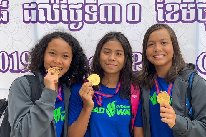 (ki-ka) Philomena Balinda Arkananta, Azzahra Permatahani, dan Adelia menyabet medali emas pada ari pertama SEA Age Group Swimming Championship ke-43 di Kamboja, Jumat (28/6/2019).