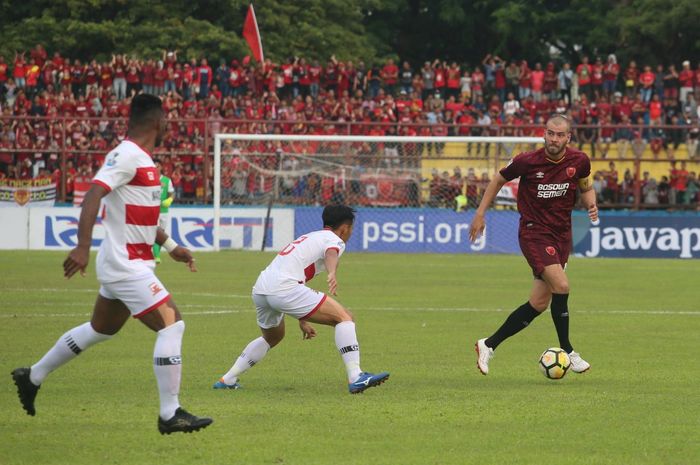 Pergerakan gelandang PSM Makassar, Wiljan Pluim diawasi dua pemain Madura United pada semifinal pertama Piala Indonesia 2018 di Stadion Andi Mattalatta, Kota Makassar, 30 Juni 2019.