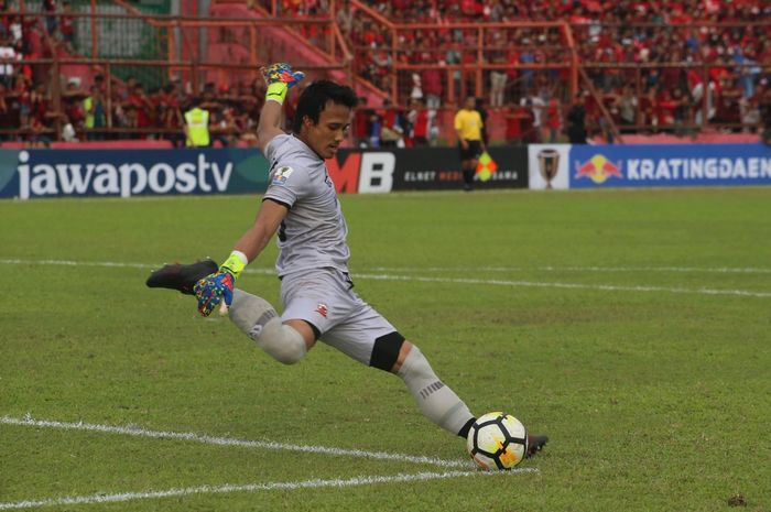 Aksi kiper Madura United, Muhammad Ridho Vs PSM Makassar pada semifinal pertama Piala Indonesia 2018 di Stadion Andi Mattalatta, Kota Makassar, 30 Juni 2019.