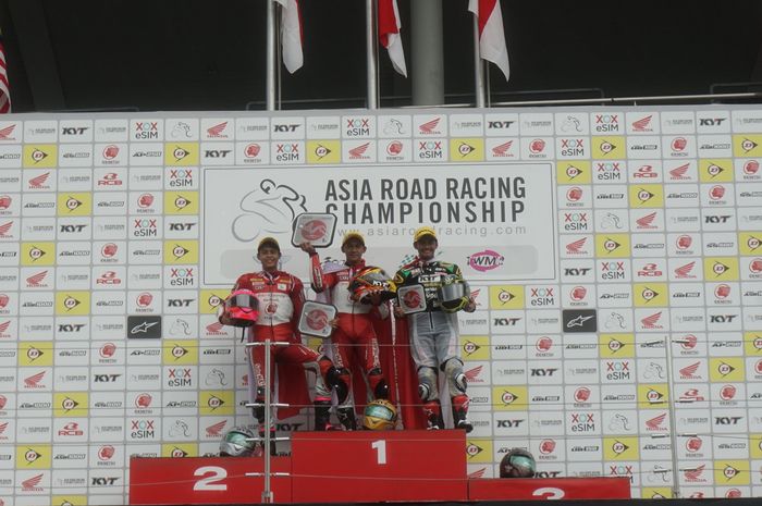 Dua penbalap binaan PT Astra Honda Motor (AHM) Awhin Sanjaya (tengah) dan Irfan Sanjaya (kiri) berhasil raih podium pertama dan kedua pada balapan kedua di ajang ARRC 2019 seri ke-4  di Suzuka  International Circuit, Jepang, Minggu (30/6/2019).