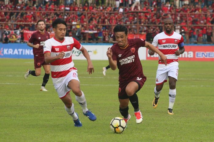 Pergerakan bek sayap PSM Makassar, Beny Wahyudi dikawal oleh pemain Madura United, Guntur Ariyadi pada semifinal pertama Piala Indonesia 2018 di Stadion Andi Mattalatta, Kota Makassar, 30 Juni 2019.