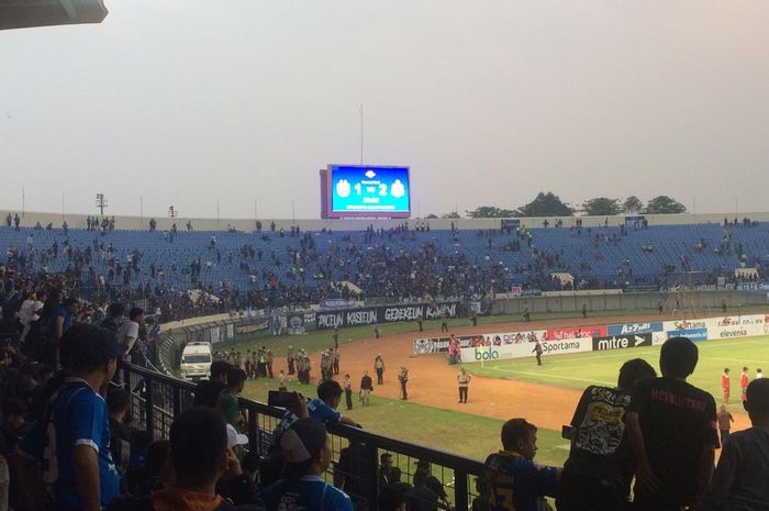 Sejumlah penonton melakukan pelemparan ke lapangan seusai Persib dikalahkan Bhayangkara FC pada pekan keenam Liga 1 2019 di Stadion Si Jalak Harupat, Soreang, Kabupaten Bandung, 30 Juni 2019. 