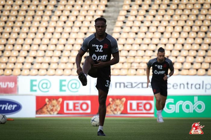 Bek PTT Rayong berpaspor Indonesia, Victor Igbonefo melakukan pemanasan sebelum laga kontra tuan rumah Nakhon Ratchasima pada pekan ke-16 Liga Thailand 1 2019, 29 Juni 2019.