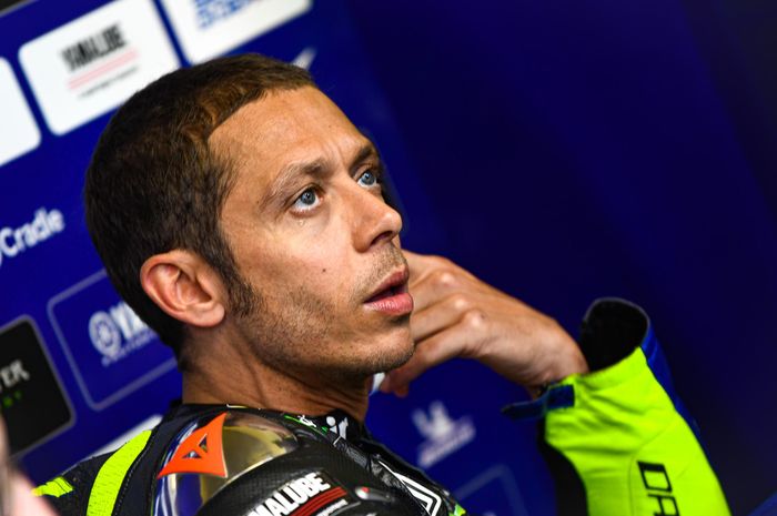 Pembalap Monster Energy Yamaha, Valentino Rossi, berada di garasi pada hari kedua seri balap MotoGP Belanda di Sirkuit Assen.