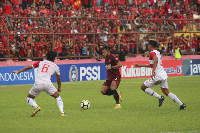 Penyerang PSM Makassar, Zulham Zamrun, dipastikan tak akan membela Juku Eja setelah pertandingan melawan Persija Jakarta di Stadion Utama Gelora Bung Karno, Jakarta pada Rabu (28/8/2019). Ia akan absen kala melawan Persela Lamongan di Stadion Andi Mattalatta, Kota Makassar pada Minggu (1/9/2019).