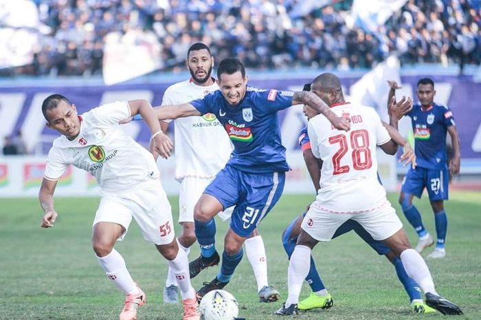 Penyerang PSIS Semarang, Silvio Escobar diapit dua pemain Barito Putera pada laga pekan keenam Liga 1 2019 di Stadion Moch Soebroto, Kota Magelang pada 30 Juni 2019. 