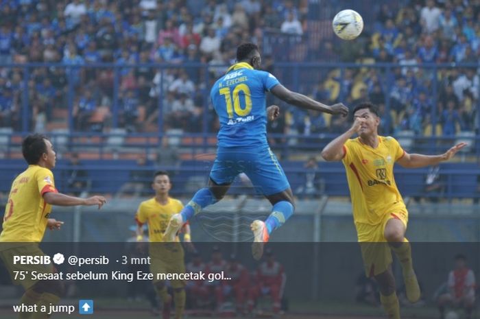 Lompatan striker Persib, Ezechiel N'Douassel di antara duo piler bertahan Bhayangkara FC, Jajang Mulyana (kanan) dan M Fatchu Rochman pada pekan keenam Liga 1 2019 di Stadion Si Jalak Harupat, Soreang, Kabupaten Bandung pada 30 Juni 2019.