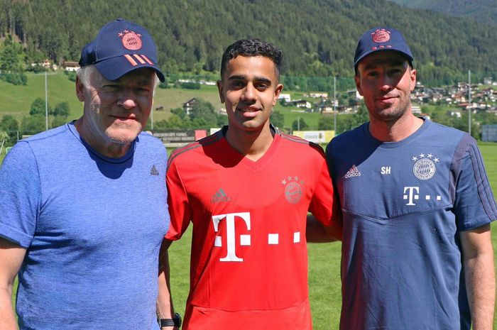 Dua staf teknik Bayern Muenchen II mengapit playmaker muda asal Selandia Baru, Sarpreet Singh.