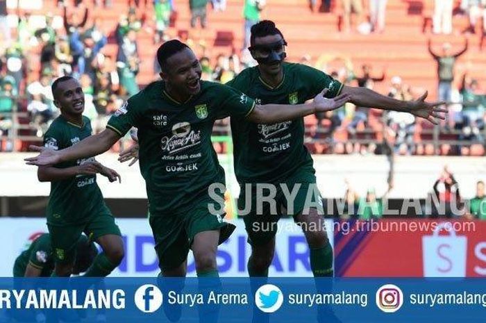 Gelandang Persebaya Surabaya, Oktafianus Fernando, merayakan gol yang dicetaknya ke gawang Persela Lamongan pada pekan keenam Liga 1 2019.