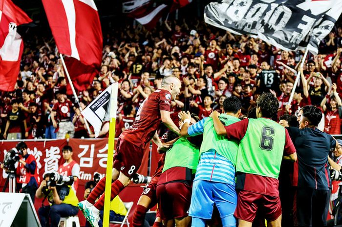 Gelandang Andres Iniesta (kiri) bersama pemain Vissel Kobe merayakan kemenangan atas Nagoya Grampus pada lanjutan Liga Jepang 1 2019, 30 Juni 2019. 