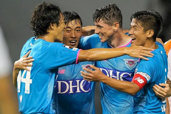 Striker Fernando Torres (dua dari kanan) disambut para pemain Sagan Tosu seusai mencetak gol ke gawang Shimizu S Pulse pada pekan ke-17 Liga Jepang 1 2019, 30 Juni 2019.