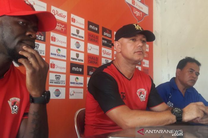 Pelatih Kalteng Putra, Gomes de Oliviera (tengah), didampingi pemain Kalteng Putra, OK John (kanan), saat jumpa pers jelang laga kontra Borneo FC pada pekan keenam Liga 1 2019