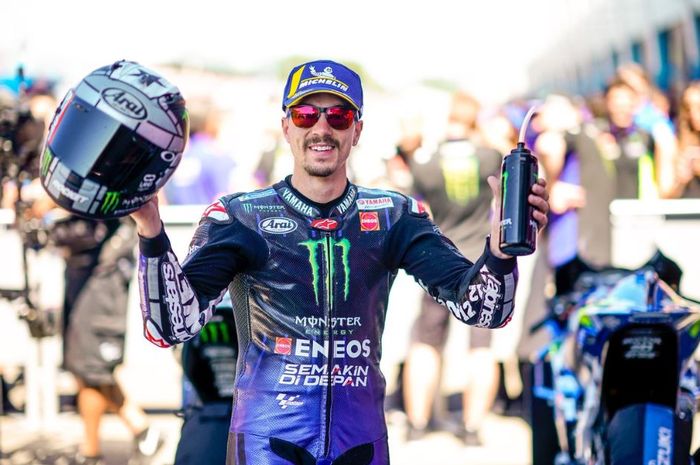 Pembalap Monster Energy Yamaha, Maverick Vinales berpose usai menangi MotoGP Belanda 2019, Minggu (30/6/2019)