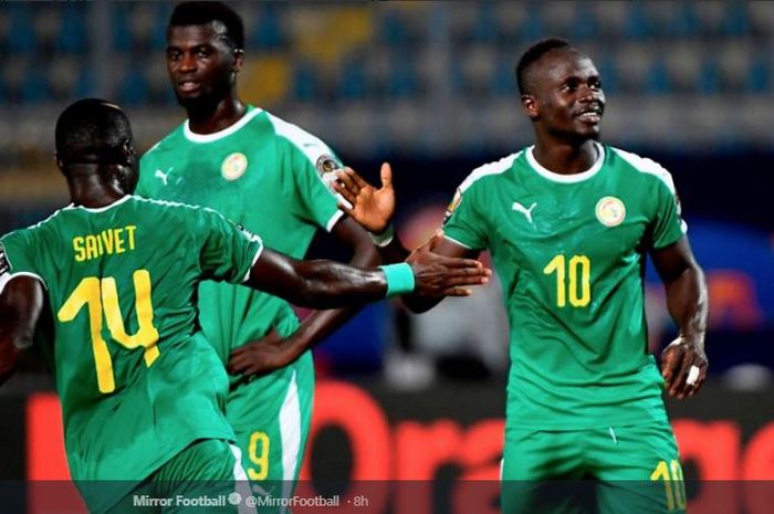 Penyerang timnas Senegal, Sadio Mane, merayakan golnya bersama Henri Saviet (depan) dan Mbaye Niang (belakang), dalam laga Piala Afrika 2019 melawan Kenya, 1 Juli 2019 di Air Defence Stadium.