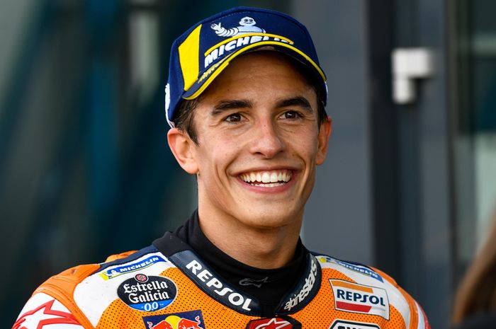 Pembalap Repsol Honda, Marc Marquez, tertawa menjelang naik podium MotoGP Belanda di Sirkuit Assen, Minggu (30/6/2019).