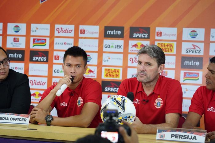 Kiper Persija, Shahar Ginanjar memberikan keterangan bersama pelatih Julio Banuelos pada jumpa pers pra-laga kontra PSS Sleman untuk pekan keenam Liga 1 2019 di Stadion Patriot, Kota Bekasi, 2 Juli 2019.