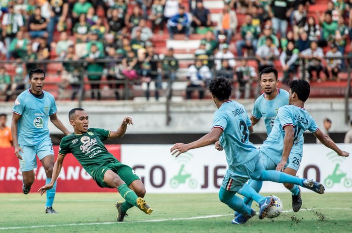 Winger Persebaya Surabaya, Irfan Jaya, mencetak gol saat menghadapi Persela Lamongan pada pekan keenam Liga 1 2019.